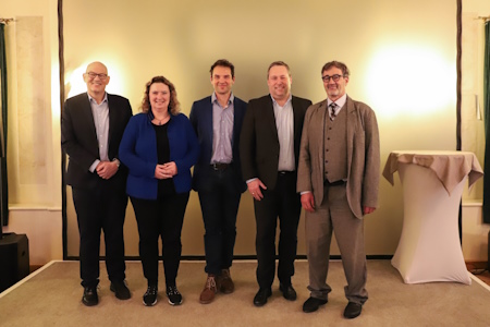 Pressebild 1: Klaus Steiner (VBEW), Kerstin Schreyer, MdL, Martin Stümpfig, MdL, Marian Rappl (VBEW), Georg Loy (Verbund Innkraftwerke) beim Neujahrsempfang der VBEW-Initiative „Wasserkraft – Ja bitte!“ (von links); Fotonachweis: VBEW/Marina Kuhn