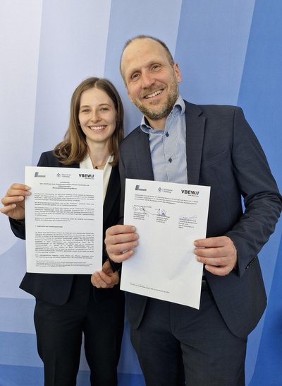 Nach erfolgreicher Vertragsunterzeichnung: VBEW-Hauptgeschäftsführer Florian Mattner und Referentin Energiepolitik und Kommunikation Lea Brost